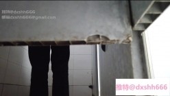 上海外国语大学女生偷拍她宿舍其它女生洗澡尿尿,意外拍到一个室友洗澡的时候在手淫 截图5