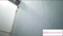 上海外国语大学女生偷拍她宿舍其它女生洗澡尿尿,意外拍到一个室友洗澡的时候在手淫 截图6