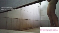 上海外国语大学女生偷拍她宿舍其它女生洗澡尿尿,意外拍到一个室友洗澡的时候在手淫 截图8