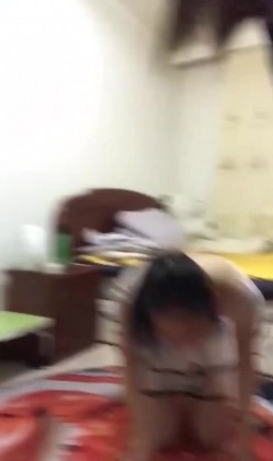 女王调教母狗，跪地爬行，乳交大猪蹄，打你是对你的爱！ 截图1