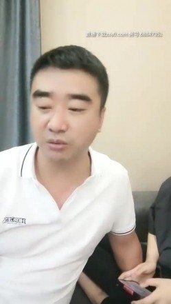 大叔淦学妹长相甜美萌妹子来大姨妈口交玩弄，翘屁股特写带项圈跪地爬行口交 截图1