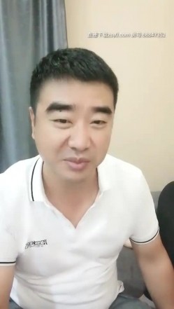 大叔淦学妹长相甜美萌妹子来大姨妈口交玩弄，翘屁股特写带项圈跪地爬行口交 截图3