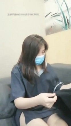 大叔淦学妹长相甜美萌妹子来大姨妈口交玩弄，翘屁股特写带项圈跪地爬行口交 截图6
