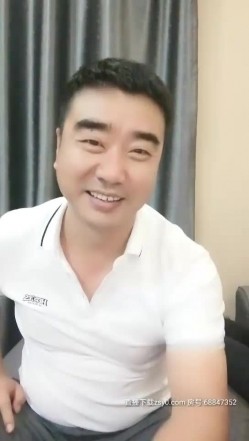大叔淦学妹长相甜美萌妹子来大姨妈口交玩弄，翘屁股特写带项圈跪地爬行口交 截图7