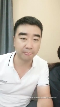 大叔淦学妹长相甜美萌妹子来大姨妈口交玩弄，翘屁股特写带项圈跪地爬行口交 截图8