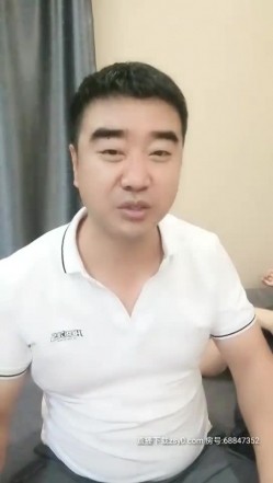 大叔淦学妹长相甜美萌妹子来大姨妈口交玩弄，翘屁股特写带项圈跪地爬行口交 截图10