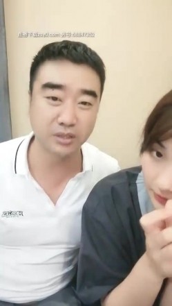 大叔淦学妹长相甜美萌妹子来大姨妈口交玩弄，翘屁股特写带项圈跪地爬行口交 截图11