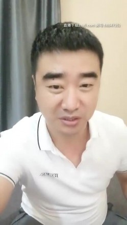 大叔淦学妹长相甜美萌妹子来大姨妈口交玩弄，翘屁股特写带项圈跪地爬行口交 截图13