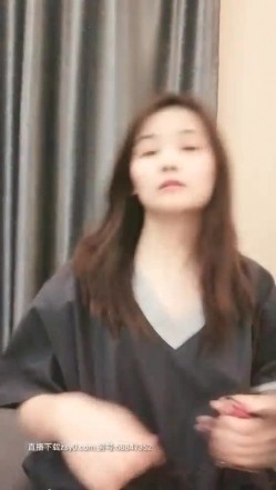 大叔淦学妹长相甜美萌妹子来大姨妈口交玩弄，翘屁股特写带项圈跪地爬行口交 截图14
