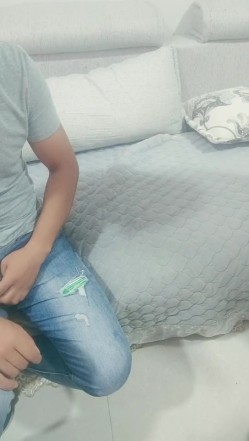 金钱诱惑姐妹花玩双飞真刺激，揉奶玩逼按着头口交，激情女上位还按着骚逼的头舔蛋蛋真刺激，各种抽插浪叫 截图1