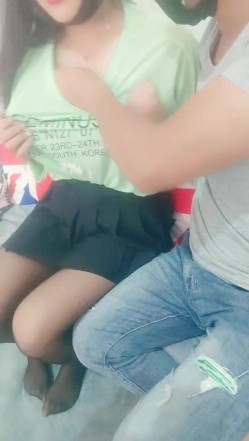 金钱诱惑姐妹花玩双飞真刺激，揉奶玩逼按着头口交，激情女上位还按着骚逼的头舔蛋蛋真刺激，各种抽插浪叫 截图2
