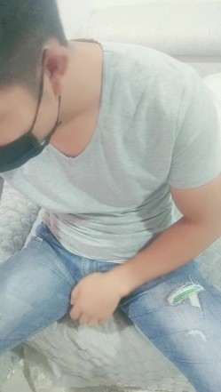 金钱诱惑姐妹花玩双飞真刺激，揉奶玩逼按着头口交，激情女上位还按着骚逼的头舔蛋蛋真刺激，各种抽插浪叫 截图7