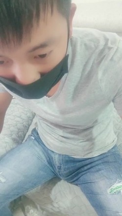 金钱诱惑姐妹花玩双飞真刺激，揉奶玩逼按着头口交，激情女上位还按着骚逼的头舔蛋蛋真刺激，各种抽插浪叫 截图8