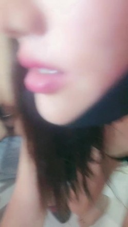 金钱诱惑姐妹花玩双飞真刺激，揉奶玩逼按着头口交，激情女上位还按着骚逼的头舔蛋蛋真刺激，各种抽插浪叫 截图12