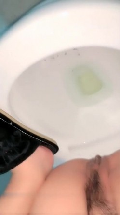 骚气苗条妹子近距离口交 后入抽插自己套弄内射搞完休息下再来一炮 截图8