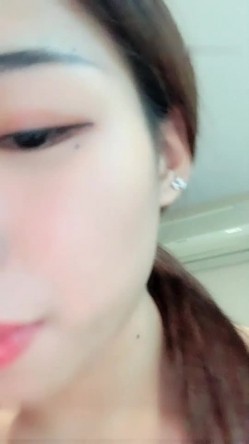 骚气苗条妹子近距离口交 后入抽插自己套弄内射搞完休息下再来一炮 截图13