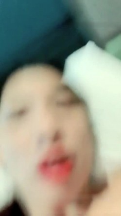 骚气苗条妹子近距离口交 后入抽插自己套弄内射搞完休息下再来一炮 截图16