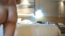 一屌探花_深夜黑衣破洞牛仔裤兼职妹，一起洗完澡，换上情趣制服调情啪啪，架着腿床边大力猛操 截图11