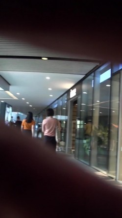 【海阔天空系列CD第2季第5期】高颜值JK超短裙小姐姐阴毛若隐若现，时尚小姐姐无内式骚丁整个屁股全露出 截图3