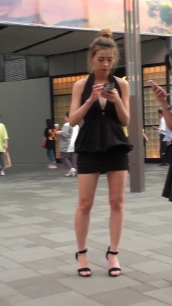 【海阔天空系列CD第2季第5期】高颜值JK超短裙小姐姐阴毛若隐若现，时尚小姐姐无内式骚丁整个屁股全露出 截图14