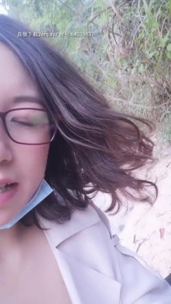 大哥大姐的户外激情，找个没人的地脱了就干，露脸口交开档肉丝袜，激情后入，抱起来干，尿尿给你看，不要错过 截图1