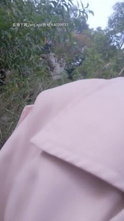 大哥大姐的户外激情，找个没人的地脱了就干，露脸口交开档肉丝袜，激情后入，抱起来干，尿尿给你看，不要错过 截图3