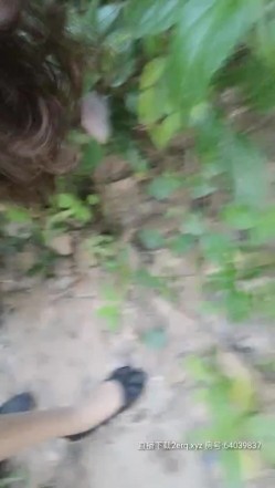 大哥大姐的户外激情，找个没人的地脱了就干，露脸口交开档肉丝袜，激情后入，抱起来干，尿尿给你看，不要错过 截图11