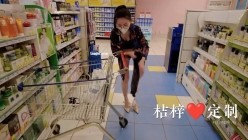 推特【桔梓】露出博主，户内外露出自慰学母狗撒尿，小区公园商场，颜值还不错，身材好胆子大 截图2