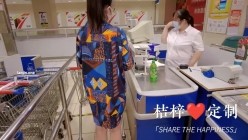 推特【桔梓】露出博主，户内外露出自慰学母狗撒尿，小区公园商场，颜值还不错，身材好胆子大 截图12