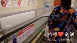 推特【桔梓】露出博主，户内外露出自慰学母狗撒尿，小区公园商场，颜值还不错，身材好胆子大 截图13