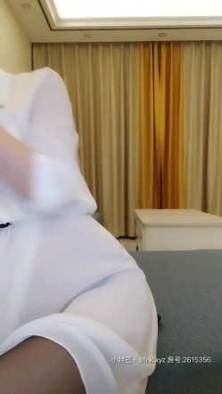 极品身材空姐网红主播【狐狸不是妖】勾引外卖小哥干我 穿着衣服直接后入开操 中途摘套内射 截图5