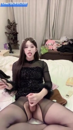 比女人还女人，武汉高颜值TS【柔柔】付费VIP福利，黑丝美足，阿黑暗自慰啪啪，直男的最爱 截图2