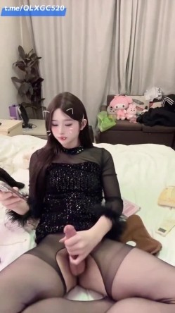 比女人还女人，武汉高颜值TS【柔柔】付费VIP福利，黑丝美足，阿黑暗自慰啪啪，直男的最爱 截图3