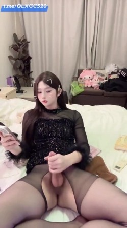 比女人还女人，武汉高颜值TS【柔柔】付费VIP福利，黑丝美足，阿黑暗自慰啪啪，直男的最爱 截图5