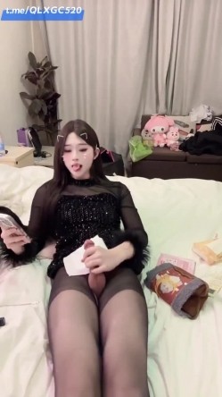 比女人还女人，武汉高颜值TS【柔柔】付费VIP福利，黑丝美足，阿黑暗自慰啪啪，直男的最爱 截图16