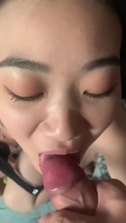 我女朋友虽说年龄小点 吃鸡巴没说的 射嘴里吞精 截图9