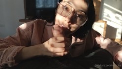 深喉女神，亚裔母狗【李露丝】露脸私拍，深喉口爆肛交啪啪野战，各式各样性爱自拍 截图1