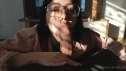 深喉女神，亚裔母狗【李露丝】露脸私拍，深喉口爆肛交啪啪野战，各式各样性爱自拍 截图5