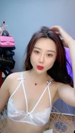 新人女神近期下海！性感内衣美腿高跟！退下内裤多毛骚穴，穿上黑丝大白美臀，掰穴特写极度诱惑 截图2