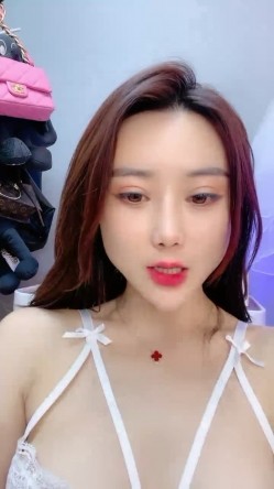 新人女神近期下海！性感内衣美腿高跟！退下内裤多毛骚穴，穿上黑丝大白美臀，掰穴特写极度诱惑 截图6