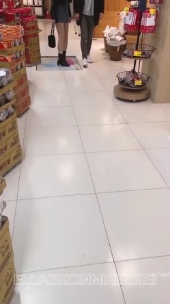 推特30万粉母狗【Ella小骚狐】野外露出 调教 多P付费订阅 截图5