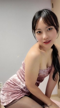 韩国NTR露出野战、调教丝袜淫妻「yoon」停车场、银行门口就能肏起来，医生户外给患者释放性欲，酒吧喝醉被人捡户内射 截图6