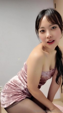 韩国NTR露出野战、调教丝袜淫妻「yoon」停车场、银行门口就能肏起来，医生户外给患者释放性欲，酒吧喝醉被人捡户内射 截图8