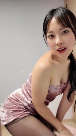 韩国NTR露出野战、调教丝袜淫妻「yoon」停车场、银行门口就能肏起来，医生户外给患者释放性欲，酒吧喝醉被人捡户内射 截图9