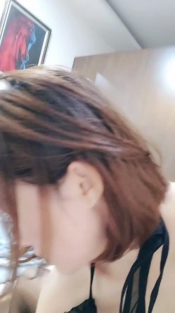新来的御姐小少妇全程露脸黑丝高跟诱惑，道具抽插骚穴把自己搞尿了，淫声荡语互动撩骚舔弄假鸡巴上的淫水 截图7
