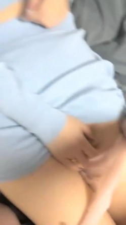 近期质量最高的【双飞名场面】两个长腿又清纯的小骚货，168CM高挑黑丝美腿，跳蛋折磨她崩溃 站不起来，两个妹子轮流操 截图2