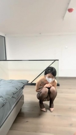 近期质量最高的【双飞名场面】两个长腿又清纯的小骚货，168CM高挑黑丝美腿，跳蛋折磨她崩溃 站不起来，两个妹子轮流操 截图4