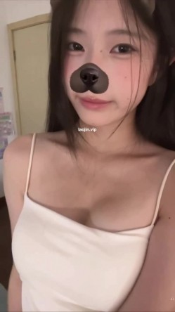 19岁北京学生妹，和富二代男友的性爱，车震开房，完美露脸，小美女身材一流 截图1