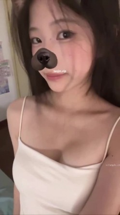 19岁北京学生妹，和富二代男友的性爱，车震开房，完美露脸，小美女身材一流 截图2