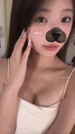 19岁北京学生妹，和富二代男友的性爱，车震开房，完美露脸，小美女身材一流 截图3
